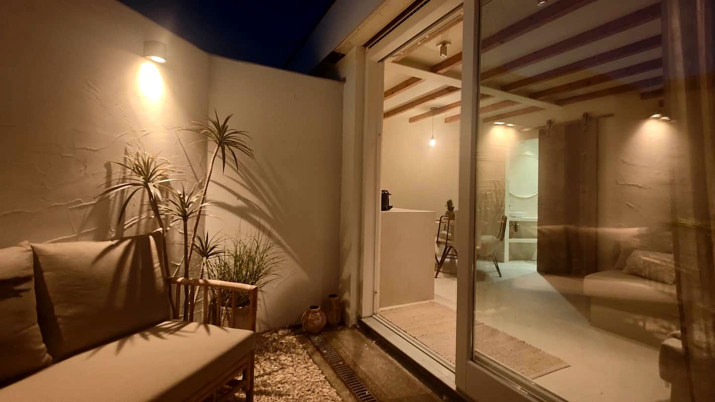 Het terras en de woonkamer 's avonds